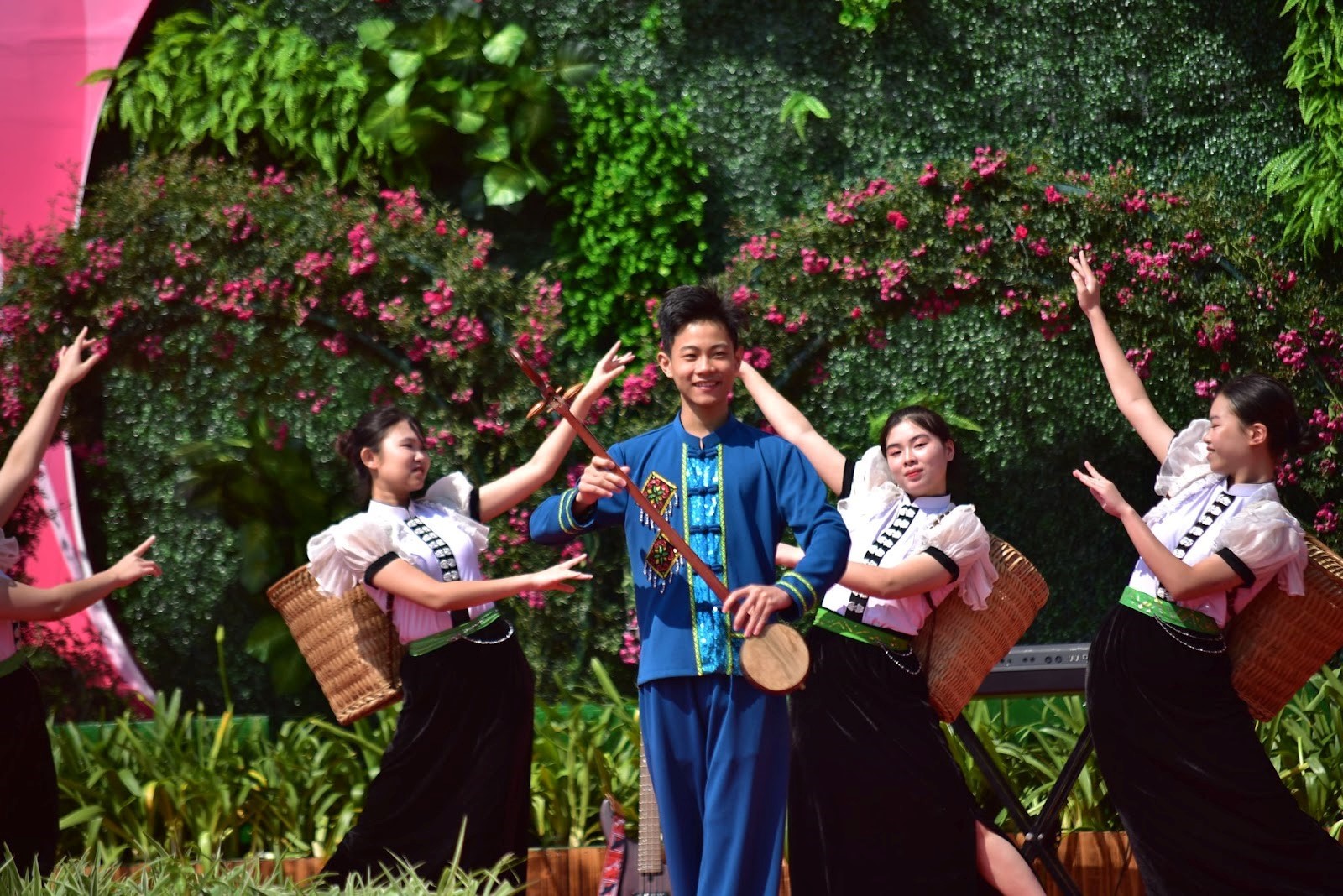 Sa Pa rực rỡ chào hè với Lễ hội Hoa hồng Fansipan 2025
 - 5